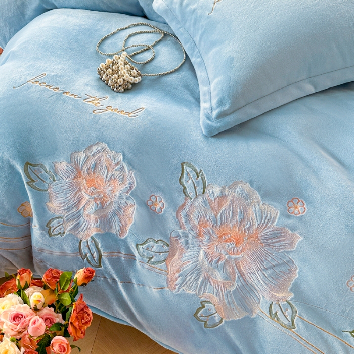 91家纺网 家纺一手货源 找家纺 新2025高克重清新公主风纯色花卉230g牛奶绒贴布绣花刺绣四件套床单被套单品加厚纯色花卉高克重牛奶绒贴布刺绣花四件套 花仙子天蓝