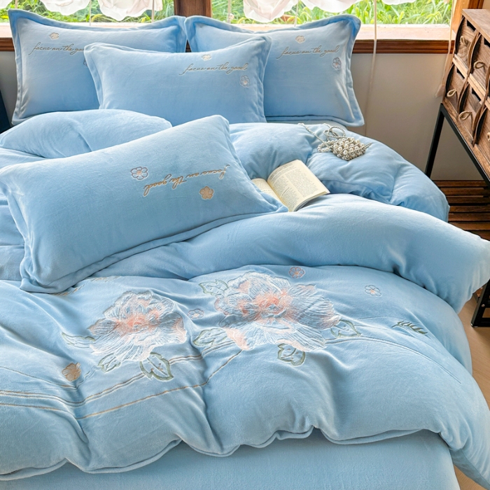 91家纺网 家纺一手货源 找家纺 新2025高克重清新公主风纯色花卉230g牛奶绒贴布绣花刺绣四件套床单被套单品加厚纯色花卉高克重牛奶绒贴布刺绣花四件套 花仙子天蓝