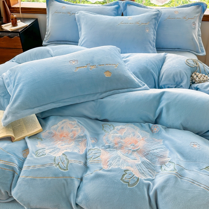 91家纺网 家纺一手货源 找家纺 新2025高克重清新公主风纯色花卉230g牛奶绒贴布绣花刺绣四件套床单被套单品加厚纯色花卉高克重牛奶绒贴布刺绣花四件套 花仙子天蓝