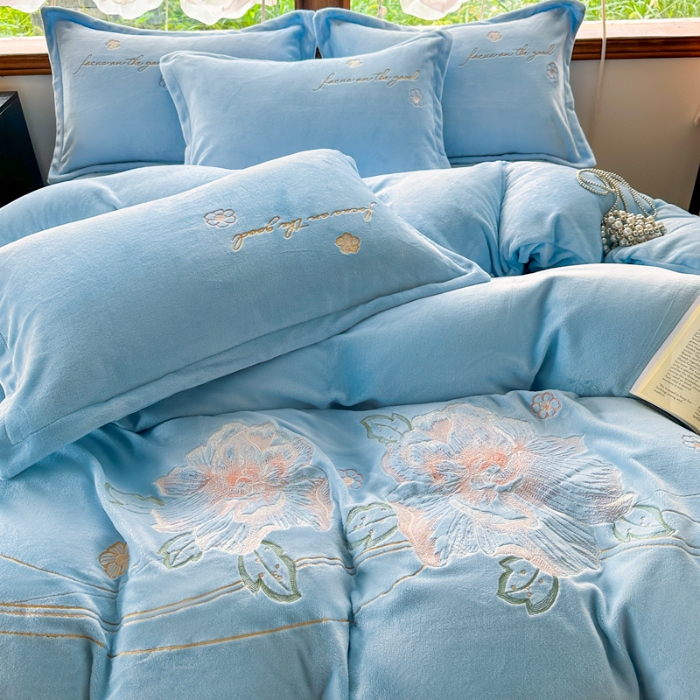 91家纺网 家纺一手货源 找家纺 新2025高克重清新公主风纯色花卉230g牛奶绒贴布绣花刺绣四件套床单被套单品加厚纯色花卉高克重牛奶绒贴布刺绣花四件套 花仙子天蓝