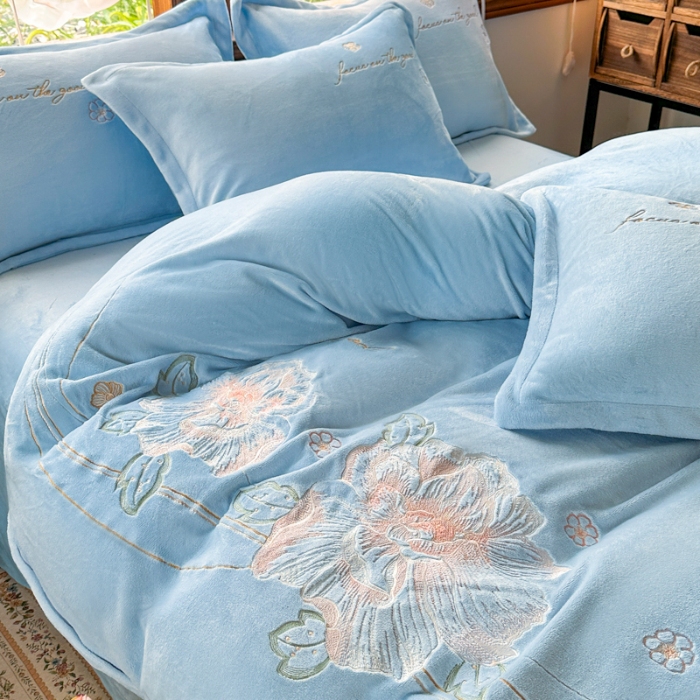 91家纺网 家纺一手货源 找家纺 新2025高克重清新公主风纯色花卉230g牛奶绒贴布绣花刺绣四件套床单被套单品加厚纯色花卉高克重牛奶绒贴布刺绣花四件套 花仙子天蓝