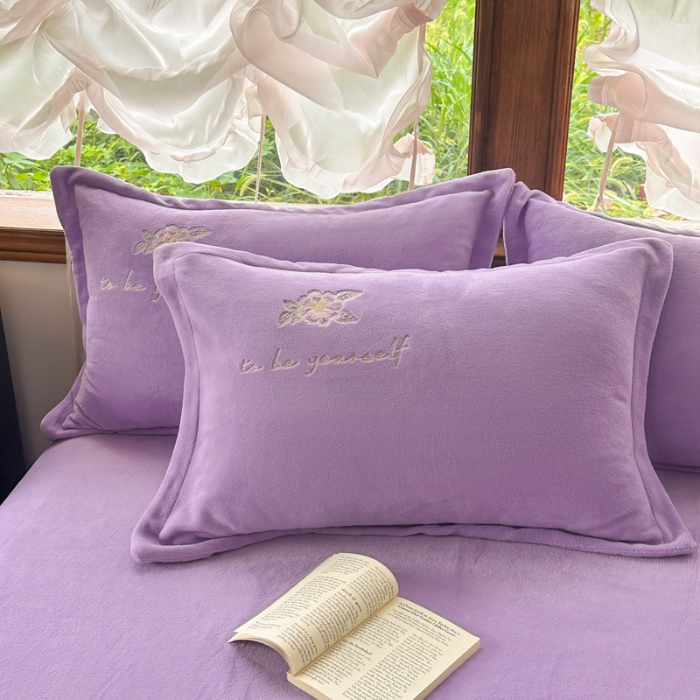 91家纺网 家纺一手货源 找家纺 新2025高克重清新公主风纯色花卉230g牛奶绒贴布绣花刺绣四件套床单被套单品加厚纯色花卉高克重牛奶绒贴布刺绣花四件套 花仙子紫色