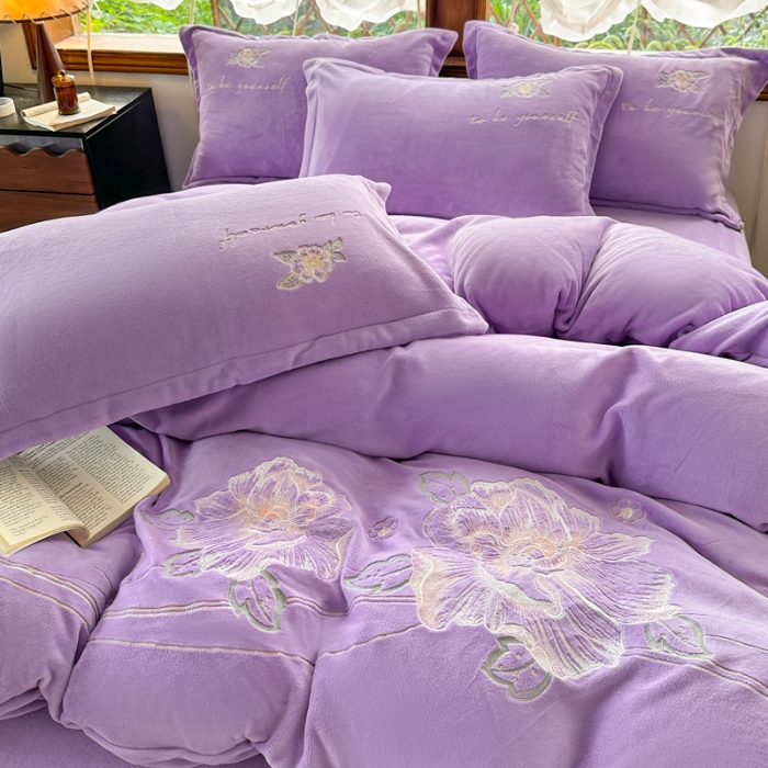 91家纺网 家纺一手货源 找家纺 新2025高克重清新公主风纯色花卉230g牛奶绒贴布绣花刺绣四件套床单被套单品加厚纯色花卉高克重牛奶绒贴布刺绣花四件套 花仙子紫色