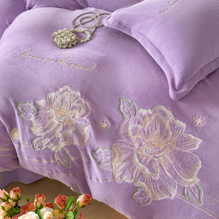 91家纺网 家纺一手货源 找家纺 新2025高克重清新公主风纯色花卉230g牛奶绒贴布绣花刺绣四件套床单被套单品加厚纯色花卉高克重牛奶绒贴布刺绣花四件套 花仙子紫色
