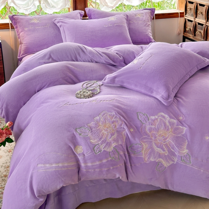 91家纺网 家纺一手货源 找家纺 新2025高克重清新公主风纯色花卉230g牛奶绒贴布绣花刺绣四件套床单被套单品加厚纯色花卉高克重牛奶绒贴布刺绣花四件套 花仙子紫色