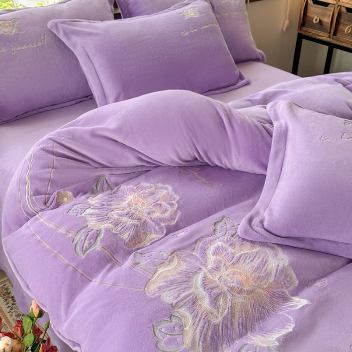 91家纺网 家纺一手货源 找家纺 新2025高克重清新公主风纯色花卉230g牛奶绒贴布绣花刺绣四件套床单被套单品加厚纯色花卉高克重牛奶绒贴布刺绣花四件套 花仙子紫色