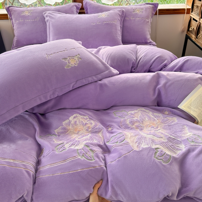91家纺网 家纺一手货源 找家纺 新2025高克重清新公主风纯色花卉230g牛奶绒贴布绣花刺绣四件套床单被套单品加厚纯色花卉高克重牛奶绒贴布刺绣花四件套 花仙子紫色