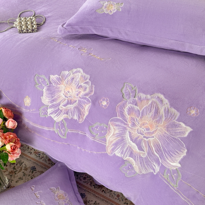 91家纺网 家纺一手货源 找家纺 新2025高克重清新公主风纯色花卉230g牛奶绒贴布绣花刺绣四件套床单被套单品加厚纯色花卉高克重牛奶绒贴布刺绣花四件套 花仙子紫色
