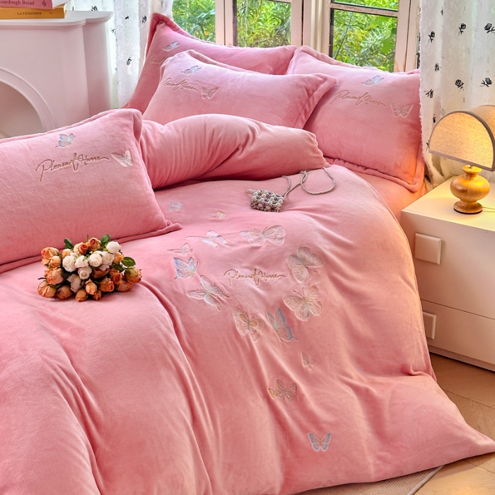 91家纺网 家纺一手货源 找家纺 新2025高克重清新公主风纯色花卉230g牛奶绒贴布绣花刺绣四件套床单被套单品加厚纯色花卉高克重牛奶绒贴布刺绣花四件套 蝶舞粉色