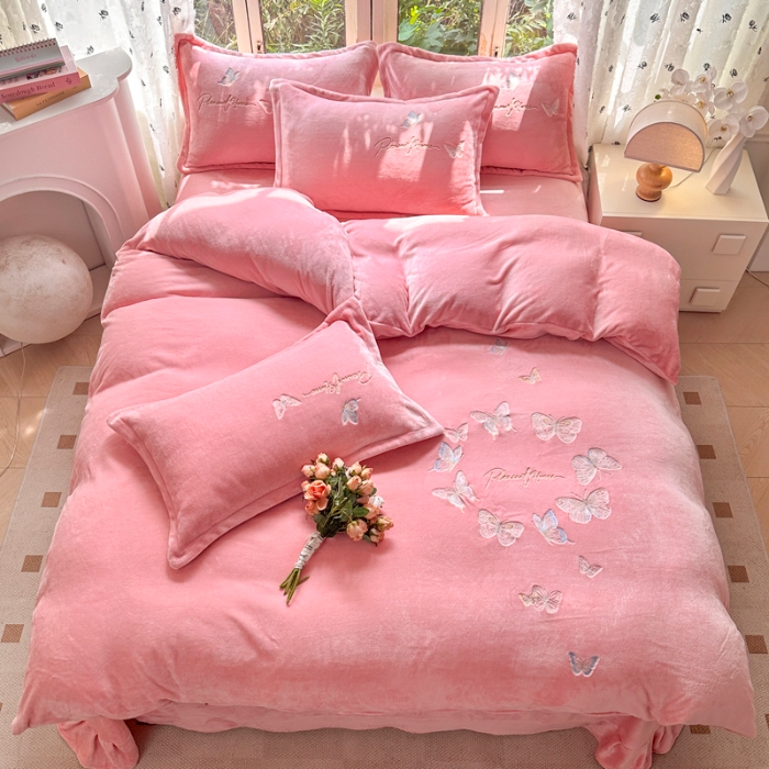 91家纺网 家纺一手货源 找家纺 新2025高克重清新公主风纯色花卉230g牛奶绒贴布绣花刺绣四件套床单被套单品加厚纯色花卉高克重牛奶绒贴布刺绣花四件套 蝶舞粉色