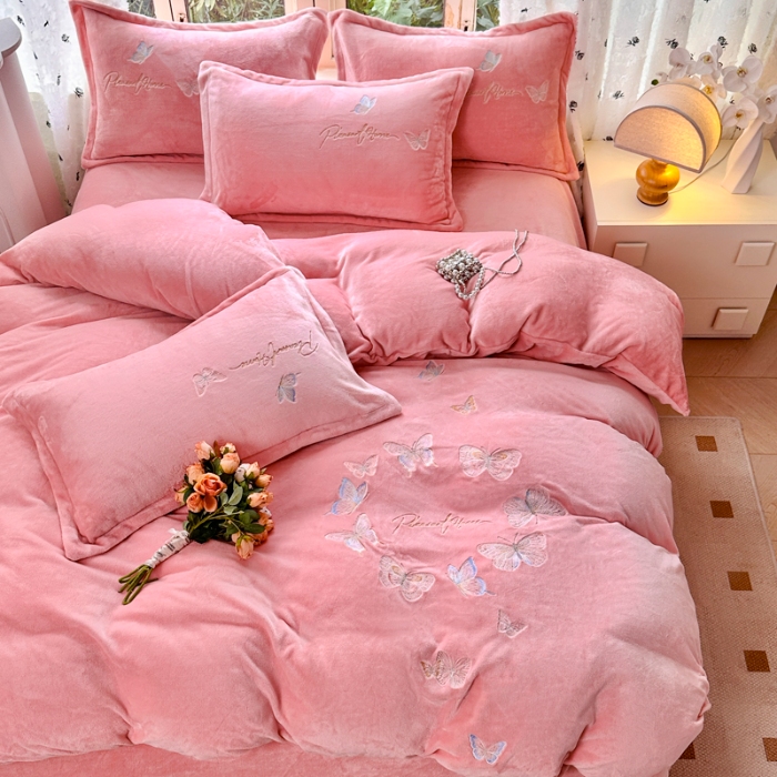 91家纺网 家纺一手货源 找家纺 新2025高克重清新公主风纯色花卉230g牛奶绒贴布绣花刺绣四件套床单被套单品加厚纯色花卉高克重牛奶绒贴布刺绣花四件套 蝶舞粉色