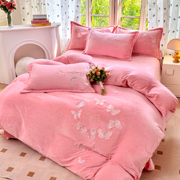 91家纺网 家纺一手货源 找家纺 新2025高克重清新公主风纯色花卉230g牛奶绒贴布绣花刺绣四件套床单被套单品加厚纯色花卉高克重牛奶绒贴布刺绣花四件套 蝶舞粉色