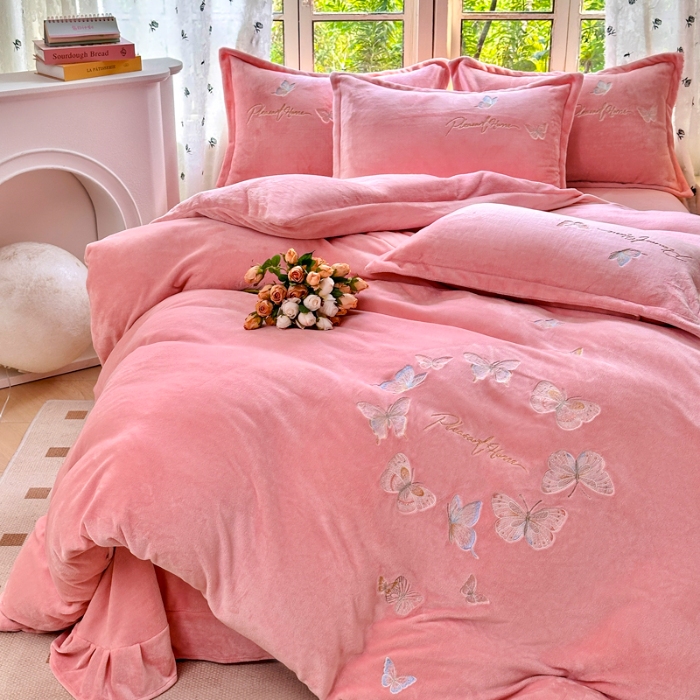 91家纺网 家纺一手货源 找家纺 新2025高克重清新公主风纯色花卉230g牛奶绒贴布绣花刺绣四件套床单被套单品加厚纯色花卉高克重牛奶绒贴布刺绣花四件套 蝶舞粉色