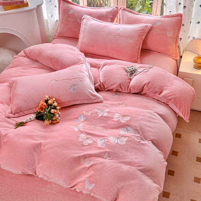 91家纺网 家纺一手货源 找家纺 新2025高克重清新公主风纯色花卉230g牛奶绒贴布绣花刺绣四件套床单被套单品加厚纯色花卉高克重牛奶绒贴布刺绣花四件套 蝶舞粉色