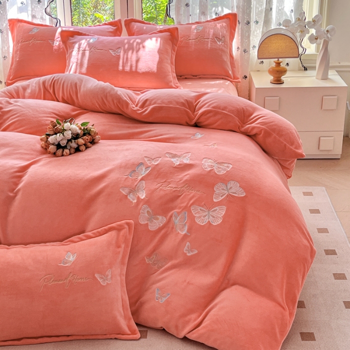 91家纺网 家纺一手货源 找家纺 新2025高克重清新公主风纯色花卉230g牛奶绒贴布绣花刺绣四件套床单被套单品加厚纯色花卉高克重牛奶绒贴布刺绣花四件套 蝶舞桔色