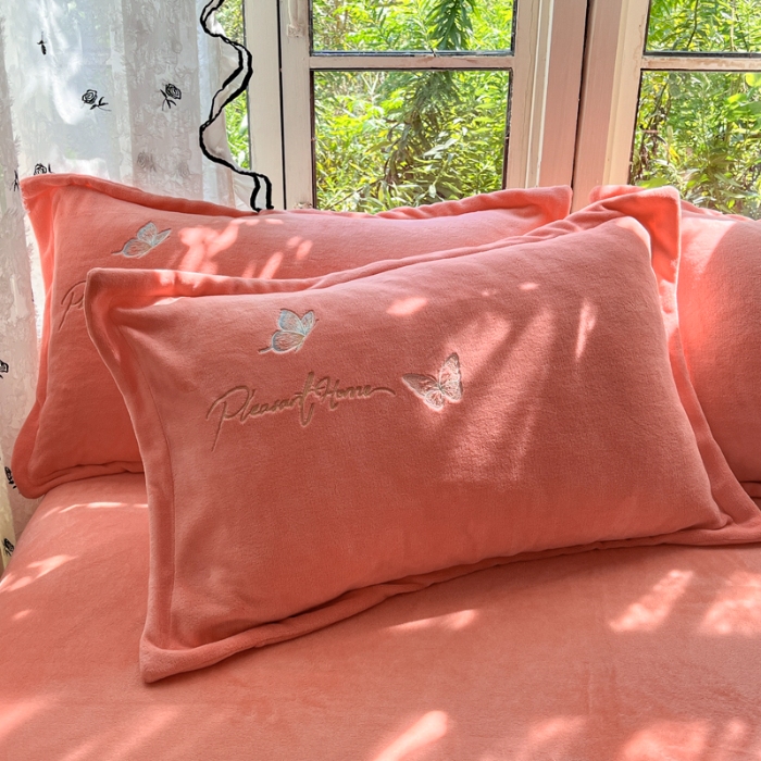 91家纺网 家纺一手货源 找家纺 新2025高克重清新公主风纯色花卉230g牛奶绒贴布绣花刺绣四件套床单被套单品加厚纯色花卉高克重牛奶绒贴布刺绣花四件套 蝶舞桔色