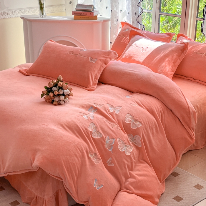 91家纺网 家纺一手货源 找家纺 新2025高克重清新公主风纯色花卉230g牛奶绒贴布绣花刺绣四件套床单被套单品加厚纯色花卉高克重牛奶绒贴布刺绣花四件套 蝶舞桔色