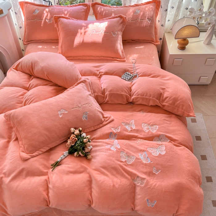 91家纺网 家纺一手货源 找家纺 新2025高克重清新公主风纯色花卉230g牛奶绒贴布绣花刺绣四件套床单被套单品加厚纯色花卉高克重牛奶绒贴布刺绣花四件套 蝶舞桔色