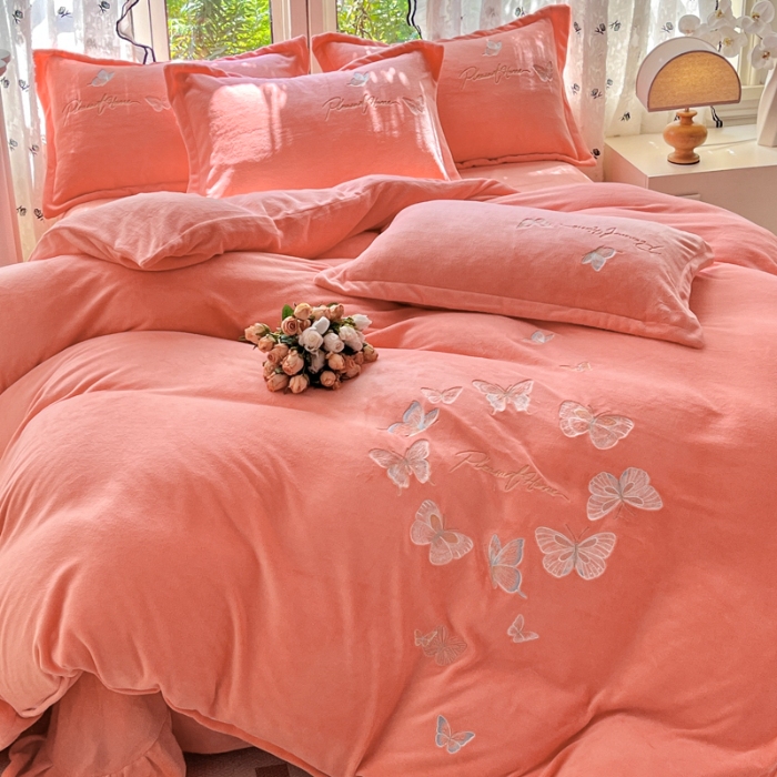 91家纺网 家纺一手货源 找家纺 新2025高克重清新公主风纯色花卉230g牛奶绒贴布绣花刺绣四件套床单被套单品加厚纯色花卉高克重牛奶绒贴布刺绣花四件套 蝶舞桔色