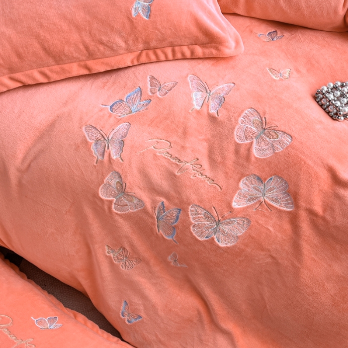 91家纺网 家纺一手货源 找家纺 新2025高克重清新公主风纯色花卉230g牛奶绒贴布绣花刺绣四件套床单被套单品加厚纯色花卉高克重牛奶绒贴布刺绣花四件套 蝶舞桔色