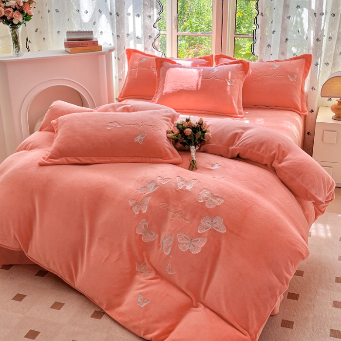 91家纺网 家纺一手货源 找家纺 新2025高克重清新公主风纯色花卉230g牛奶绒贴布绣花刺绣四件套床单被套单品加厚纯色花卉高克重牛奶绒贴布刺绣花四件套 蝶舞桔色