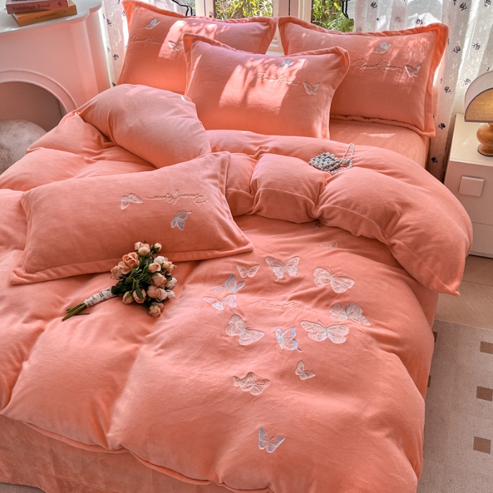 91家纺网 家纺一手货源 找家纺 新2025高克重清新公主风纯色花卉230g牛奶绒贴布绣花刺绣四件套床单被套单品加厚纯色花卉高克重牛奶绒贴布刺绣花四件套 蝶舞桔色