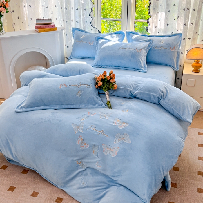 91家纺网 家纺一手货源 找家纺 新2025高克重清新公主风纯色花卉230g牛奶绒贴布绣花刺绣四件套床单被套单品加厚纯色花卉高克重牛奶绒贴布刺绣花四件套 蝶舞天蓝