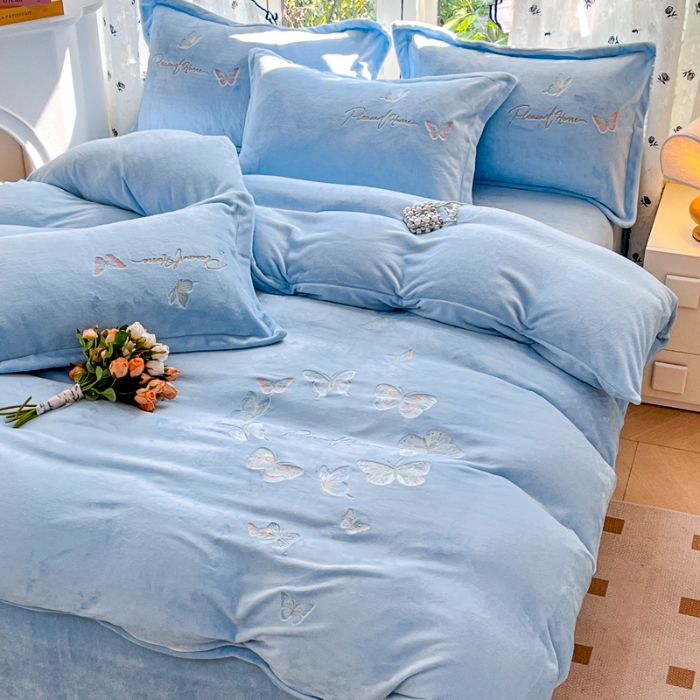 91家纺网 家纺一手货源 找家纺 新2025高克重清新公主风纯色花卉230g牛奶绒贴布绣花刺绣四件套床单被套单品加厚纯色花卉高克重牛奶绒贴布刺绣花四件套 蝶舞天蓝