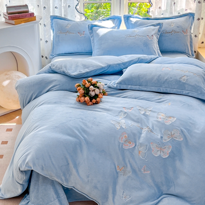 91家纺网 家纺一手货源 找家纺 新2025高克重清新公主风纯色花卉230g牛奶绒贴布绣花刺绣四件套床单被套单品加厚纯色花卉高克重牛奶绒贴布刺绣花四件套 蝶舞天蓝