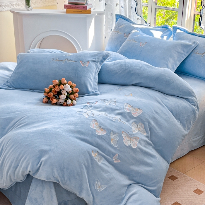 91家纺网 家纺一手货源 找家纺 新2025高克重清新公主风纯色花卉230g牛奶绒贴布绣花刺绣四件套床单被套单品加厚纯色花卉高克重牛奶绒贴布刺绣花四件套 蝶舞天蓝