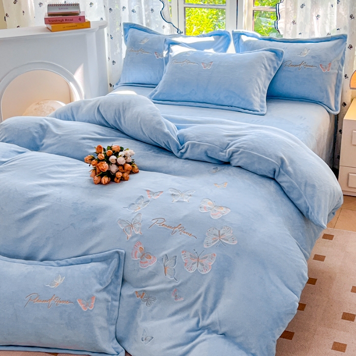 91家纺网 家纺一手货源 找家纺 新2025高克重清新公主风纯色花卉230g牛奶绒贴布绣花刺绣四件套床单被套单品加厚纯色花卉高克重牛奶绒贴布刺绣花四件套 蝶舞天蓝