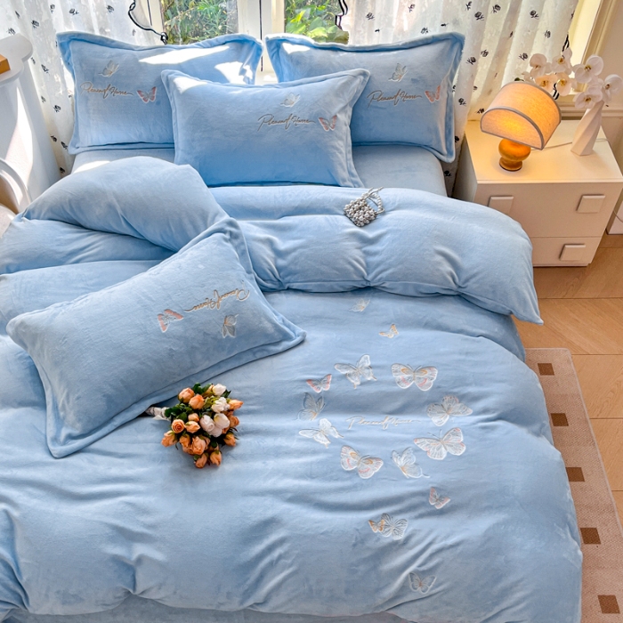 91家纺网 家纺一手货源 找家纺 新2025高克重清新公主风纯色花卉230g牛奶绒贴布绣花刺绣四件套床单被套单品加厚纯色花卉高克重牛奶绒贴布刺绣花四件套 蝶舞天蓝