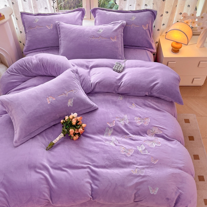 91家纺网 家纺一手货源 找家纺 新2025高克重清新公主风纯色花卉230g牛奶绒贴布绣花刺绣四件套床单被套单品加厚纯色花卉高克重牛奶绒贴布刺绣花四件套 蝶舞紫色
