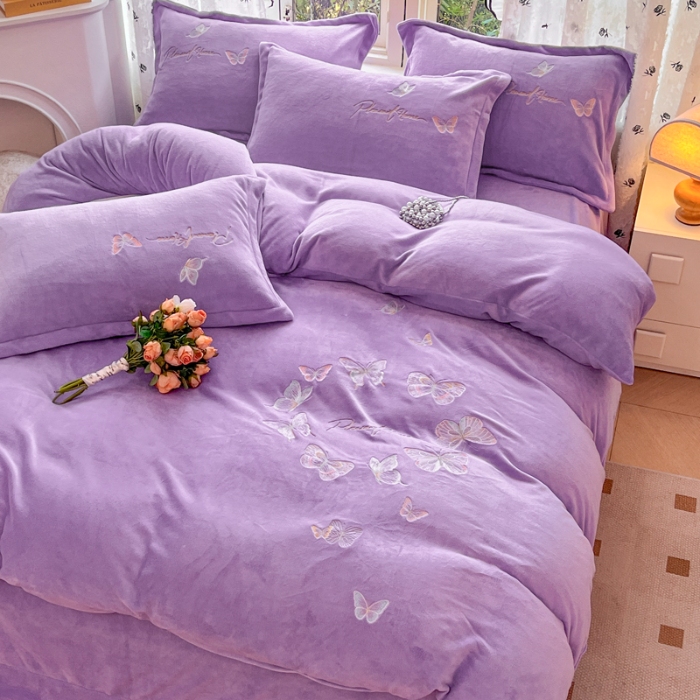 91家纺网 家纺一手货源 找家纺 新2025高克重清新公主风纯色花卉230g牛奶绒贴布绣花刺绣四件套床单被套单品加厚纯色花卉高克重牛奶绒贴布刺绣花四件套 蝶舞紫色