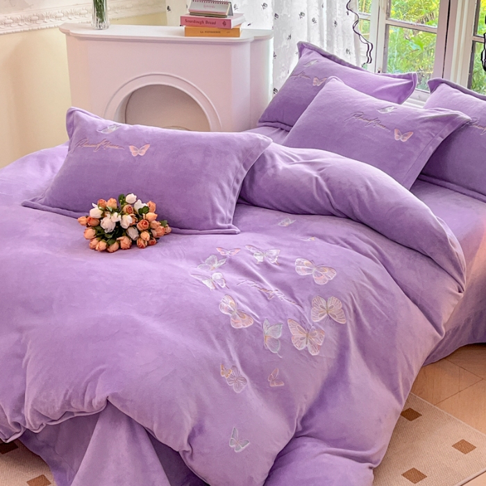 91家纺网 家纺一手货源 找家纺 新2025高克重清新公主风纯色花卉230g牛奶绒贴布绣花刺绣四件套床单被套单品加厚纯色花卉高克重牛奶绒贴布刺绣花四件套 蝶舞紫色