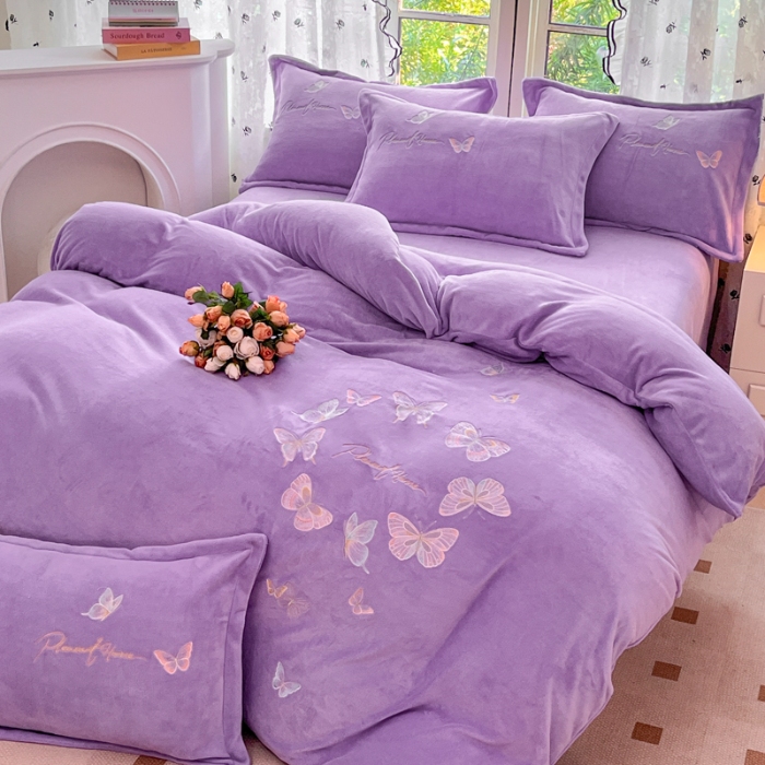91家纺网 家纺一手货源 找家纺 新2025高克重清新公主风纯色花卉230g牛奶绒贴布绣花刺绣四件套床单被套单品加厚纯色花卉高克重牛奶绒贴布刺绣花四件套 蝶舞紫色