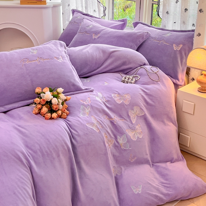 91家纺网 家纺一手货源 找家纺 新2025高克重清新公主风纯色花卉230g牛奶绒贴布绣花刺绣四件套床单被套单品加厚纯色花卉高克重牛奶绒贴布刺绣花四件套 蝶舞紫色