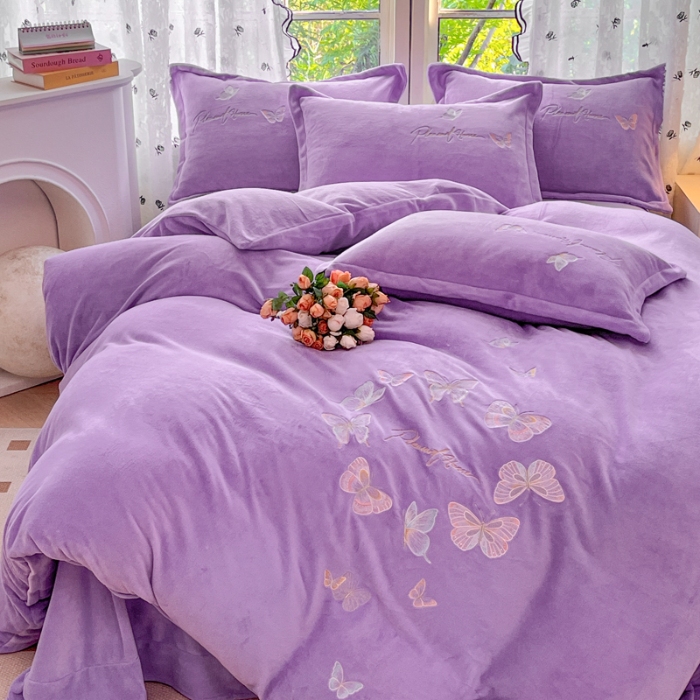91家纺网 家纺一手货源 找家纺 新2025高克重清新公主风纯色花卉230g牛奶绒贴布绣花刺绣四件套床单被套单品加厚纯色花卉高克重牛奶绒贴布刺绣花四件套 蝶舞紫色