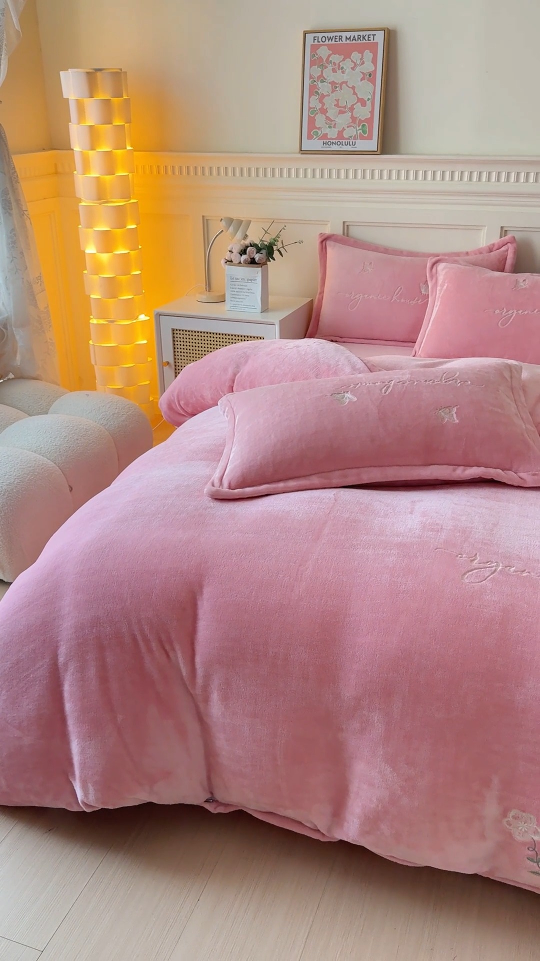 91家纺网 家纺一手货源 找家纺 新2025高克重清新公主风纯色花卉230g牛奶绒贴布绣花刺绣四件套床单被套单品加厚纯色花卉高克重牛奶绒贴布刺绣花四件套 高货粉色（富婆款）