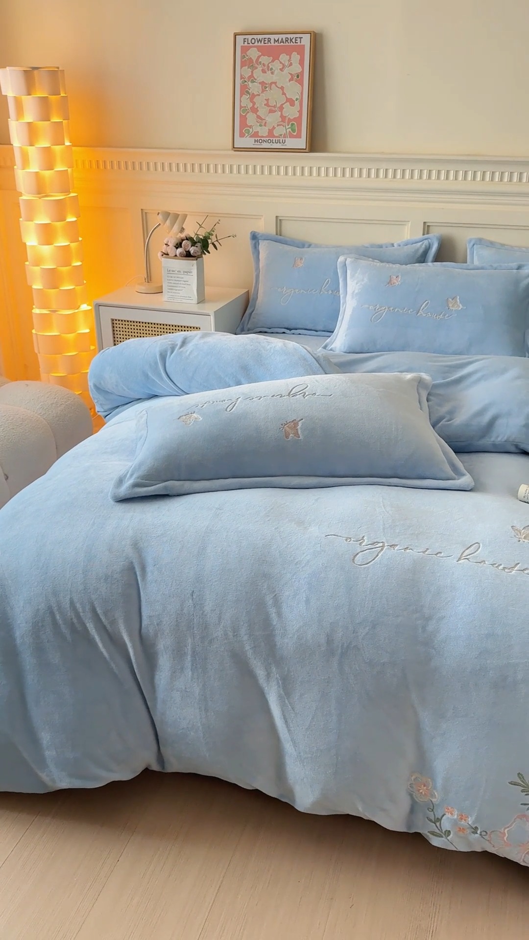 91家纺网 家纺一手货源 找家纺 新2025高克重清新公主风纯色花卉230g牛奶绒贴布绣花刺绣四件套床单被套单品加厚纯色花卉高克重牛奶绒贴布刺绣花四件套 高货天蓝（富婆款）