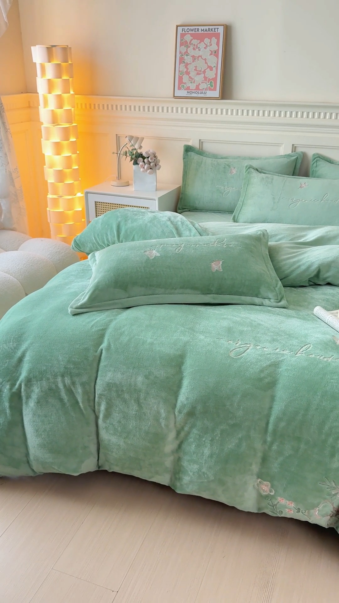 91家纺网 家纺一手货源 找家纺 新2025高克重清新公主风纯色花卉230g牛奶绒贴布绣花刺绣四件套床单被套单品加厚纯色花卉高克重牛奶绒贴布刺绣花四件套 高货水绿（富婆款）