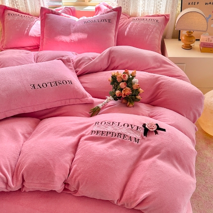 91家纺网 家纺一手货源 找家纺 （总）2025外贸跑量款加厚清新公主法式风花卉纯色牛奶绒贴布绣刺绣花四件套单品床单被套婴儿绒法兰绒兔毛绒四件套