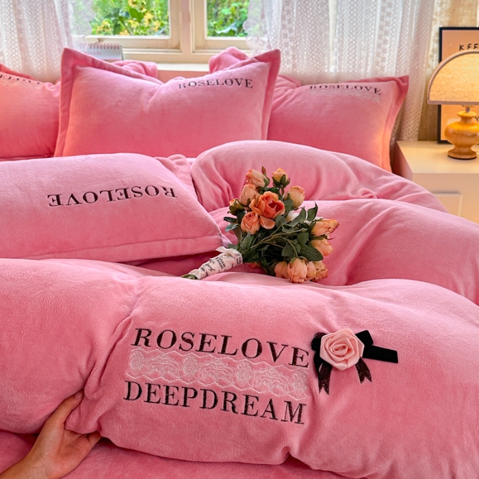 91家纺网 家纺一手货源 找家纺 （总）2025外贸跑量款加厚清新公主法式风花卉纯色牛奶绒贴布绣刺绣花四件套单品床单被套婴儿绒法兰绒兔毛绒四件套