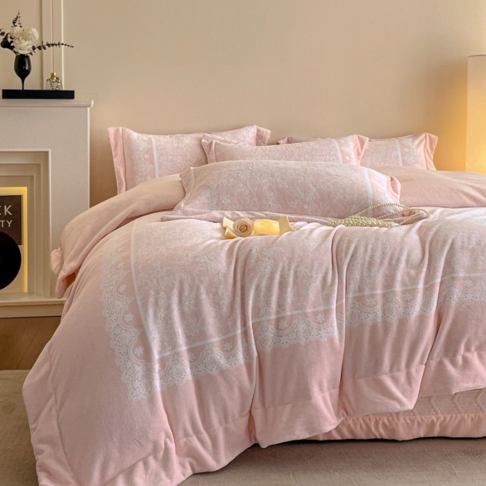 91家纺网 家纺一手货源 找家纺 （总）控价 2025新款 床盖款240克A类全消光数码印花牛奶绒四件套-恋语