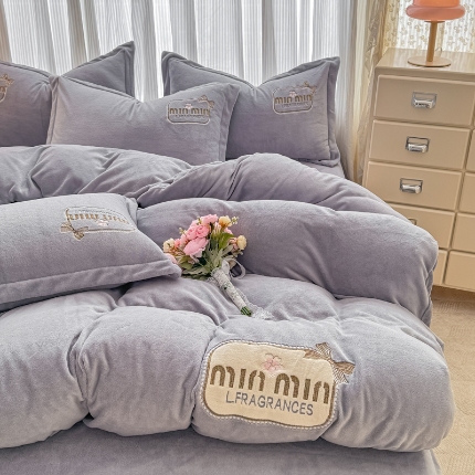 91家纺网 家纺一手货源 找家纺 （总）2025外贸跑量款加厚清新公主法式风花卉纯色牛奶绒贴布绣刺绣花四件套单品床单被套婴儿绒法兰绒兔毛绒四件套