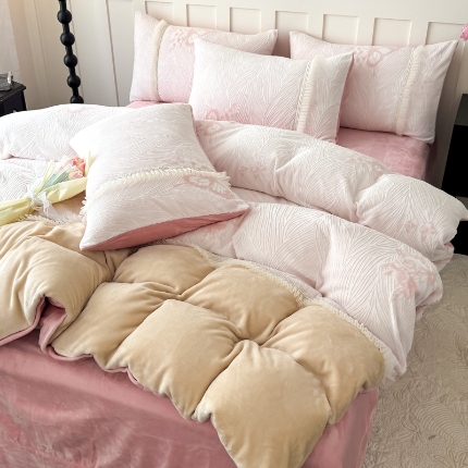 91家纺网 家纺一手货源 找家纺 （总）【苏东来】2025高端加厚保暖纯色甜美公主赫本风法式工艺款雕花牛奶绒四件套清新少女婴儿法莱兔绒四件套