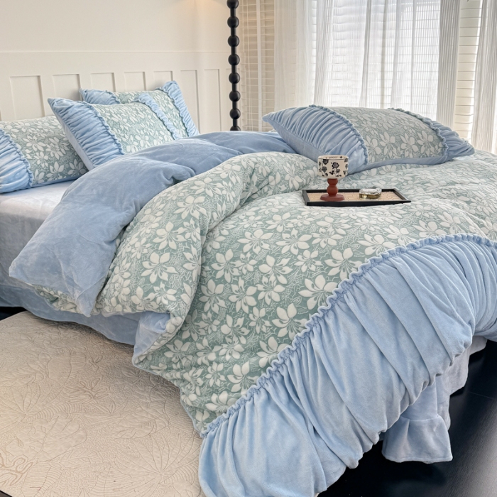 91家纺网 家纺一手货源 找家纺 （总）【苏东来】2025高端加厚保暖纯色甜美公主赫本风法式工艺款雕花牛奶绒四件套清新少女婴儿法莱兔绒四件套