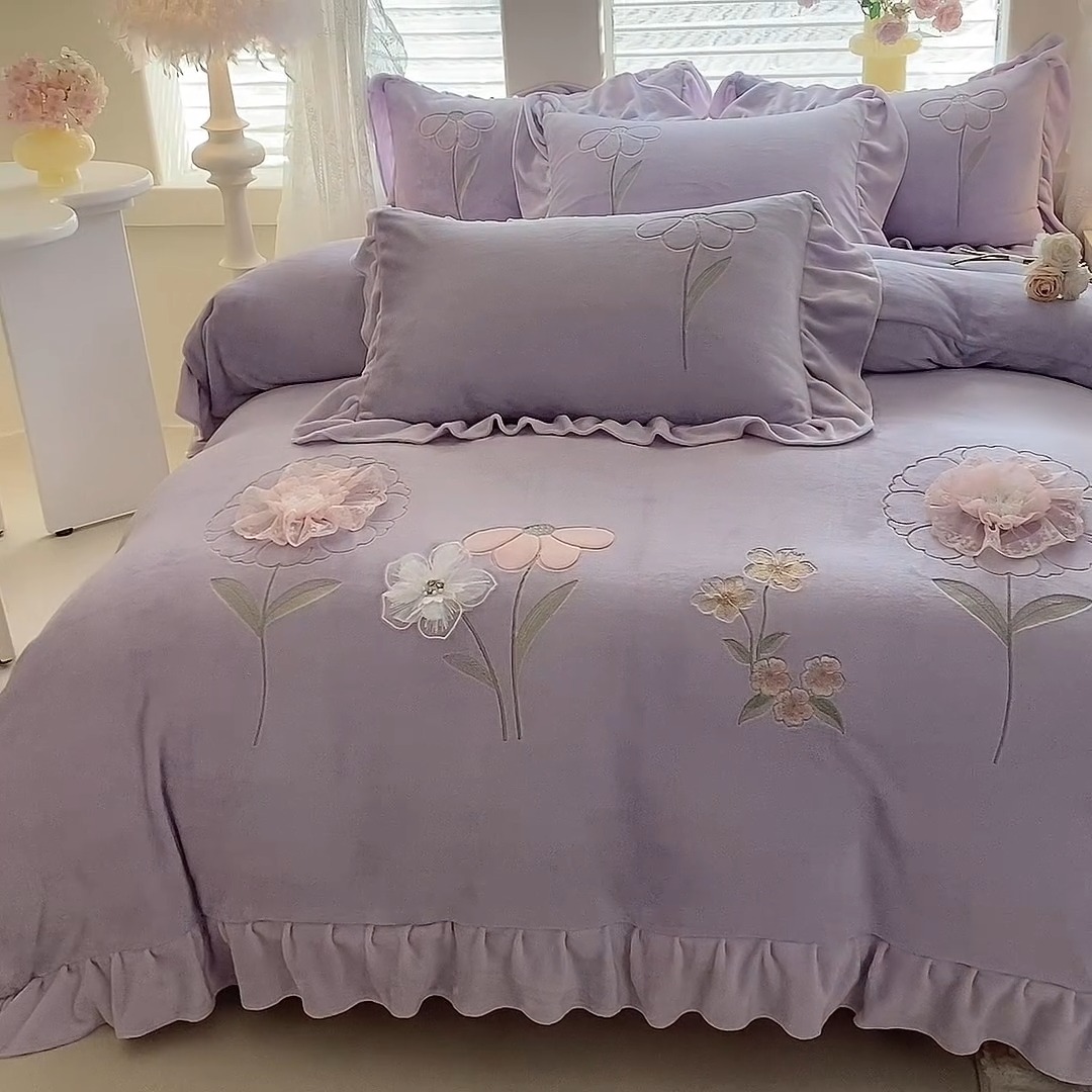 91家纺网 家纺一手货源 找家纺 （总）漫布云 2025新款230g高克重韩版立体盘花牛奶蚕丝绒绣花四件套床裙款被套-洛丽塔系列