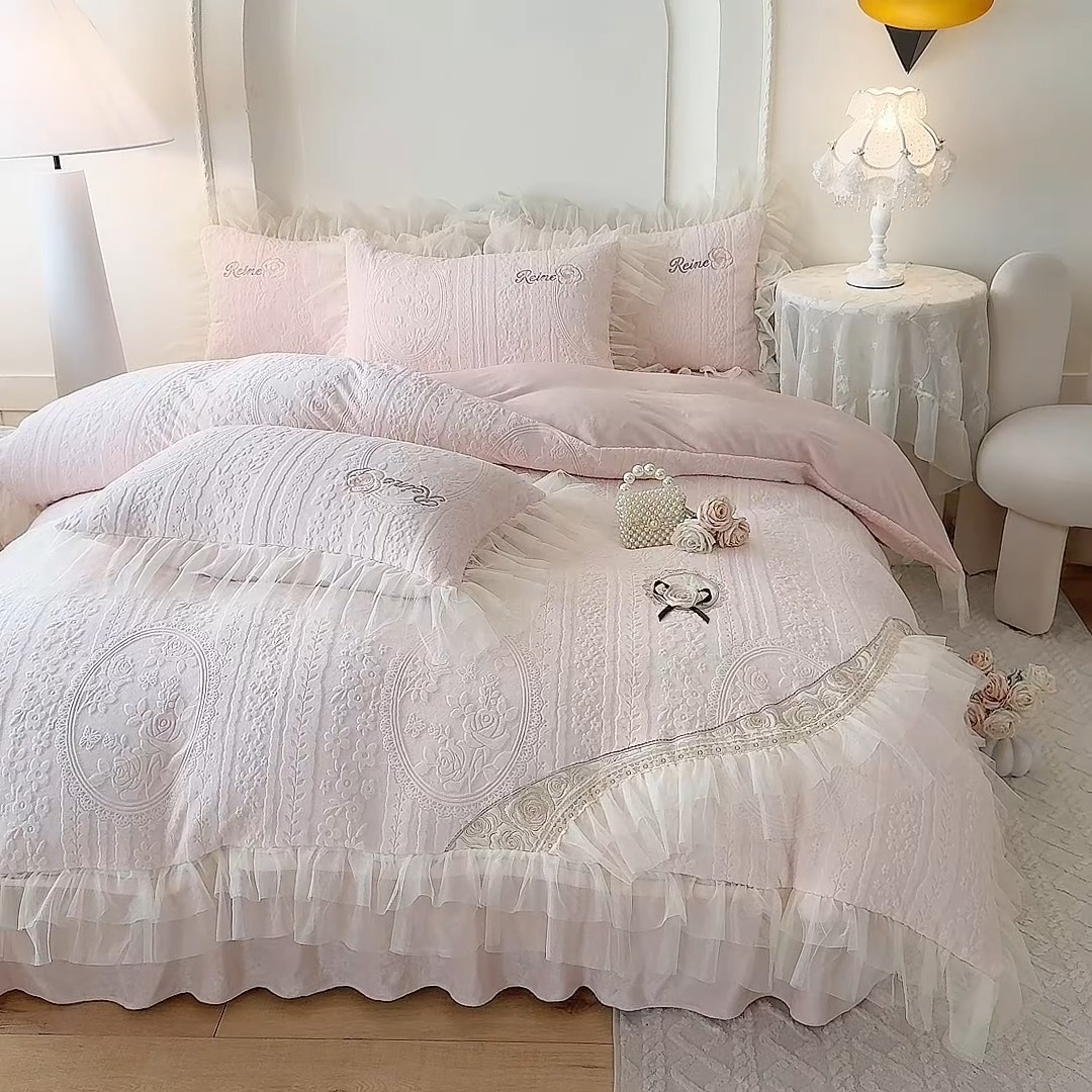 91家纺网 家纺一手货源 找家纺 2025漫布云纺360g全消光牛奶绒工艺款蕾丝盘花立体雕花绒牛奶绒四件套刺绣绣花套件