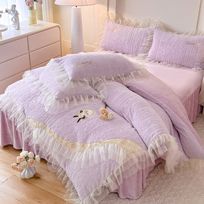 91家纺网 家纺一手货源 找家纺 （总）2025漫布云纺360g全消光牛奶绒工艺款蕾丝盘花立体雕花绒牛奶绒四件套刺绣绣花套件 安琪-梦幻紫